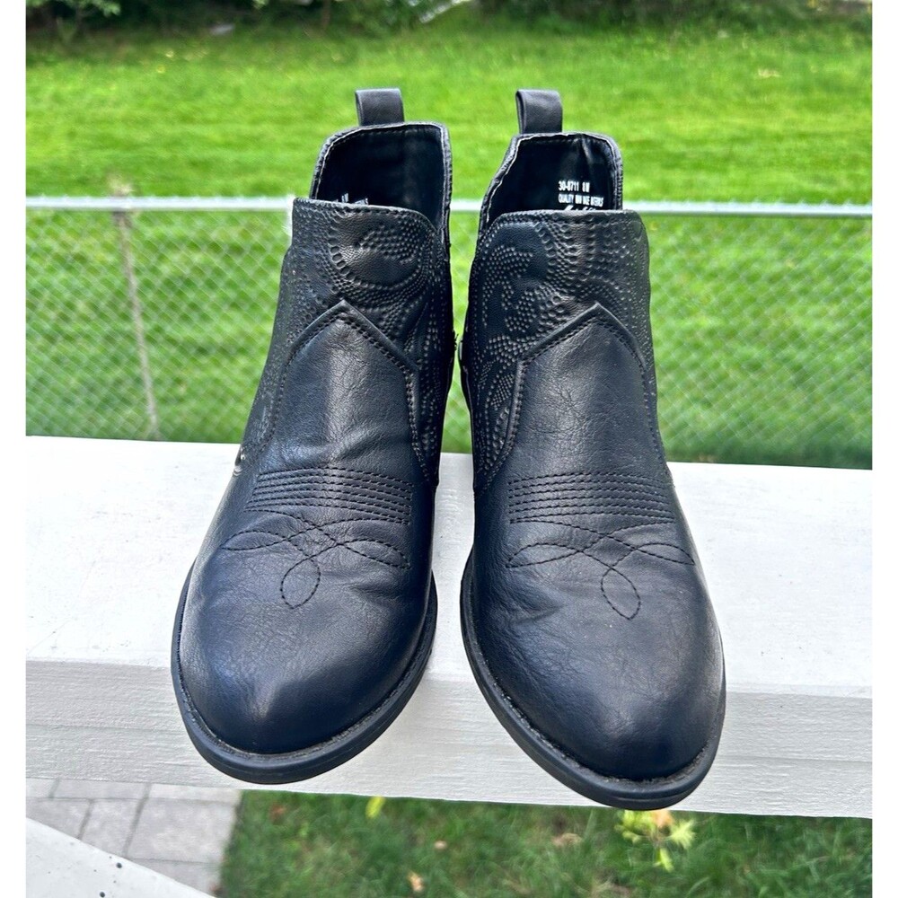 Easy Street Women’s Size 8M Black Western Ankle Boots Embossed Pull-On 30-8711